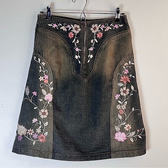 Apostrophe Dresses & Skirts - Apostrophe 90s/ Y2K Embroidered Denim Mini Skirt